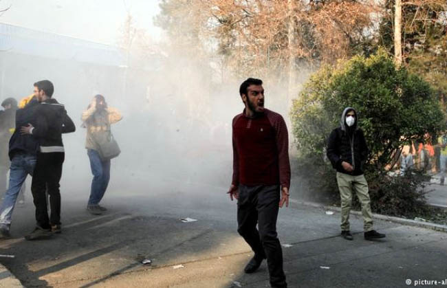 تلویزیون ایران: در اعتراضات یکشنبه شب حدود ۱۰ نفر کشته شدند 